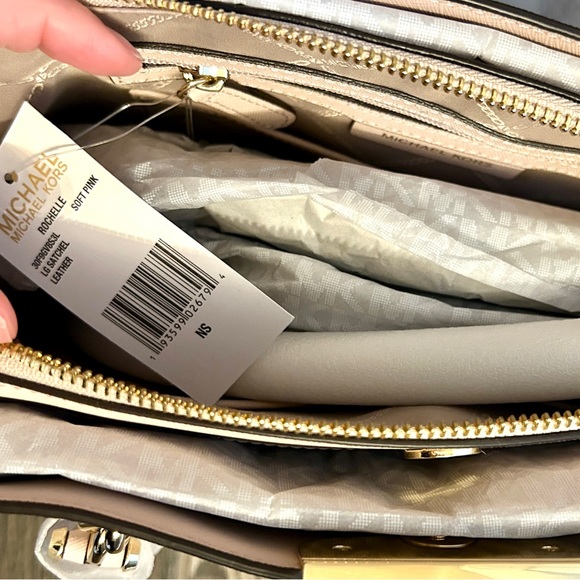 🌟NWT🌟Michael Kors Soft Pink Leather Shoulder Bag with Gold Hardware - Picture 2 of 8